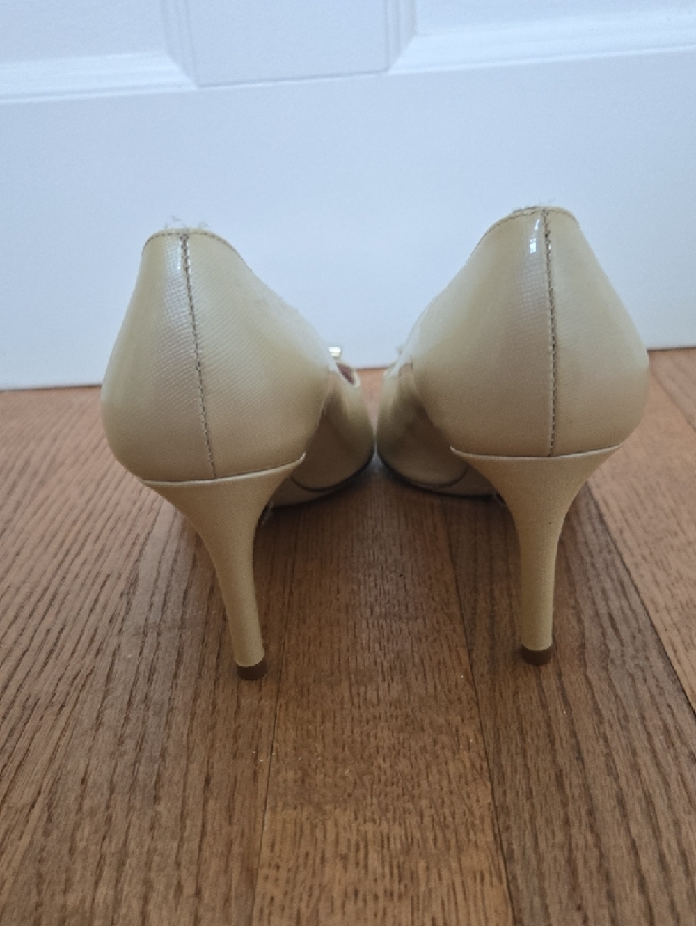 Kate Spade Pointed Toe Bow Pumps in Patent Cream 7.5 - Picture 6 of 8